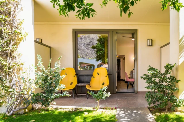 Soak up the Palm Springs sunshine during the fall from your own private patio. Enjoy the fresh air, warm desert days, and a little outdoor relaxation during your next getaway. ☀️